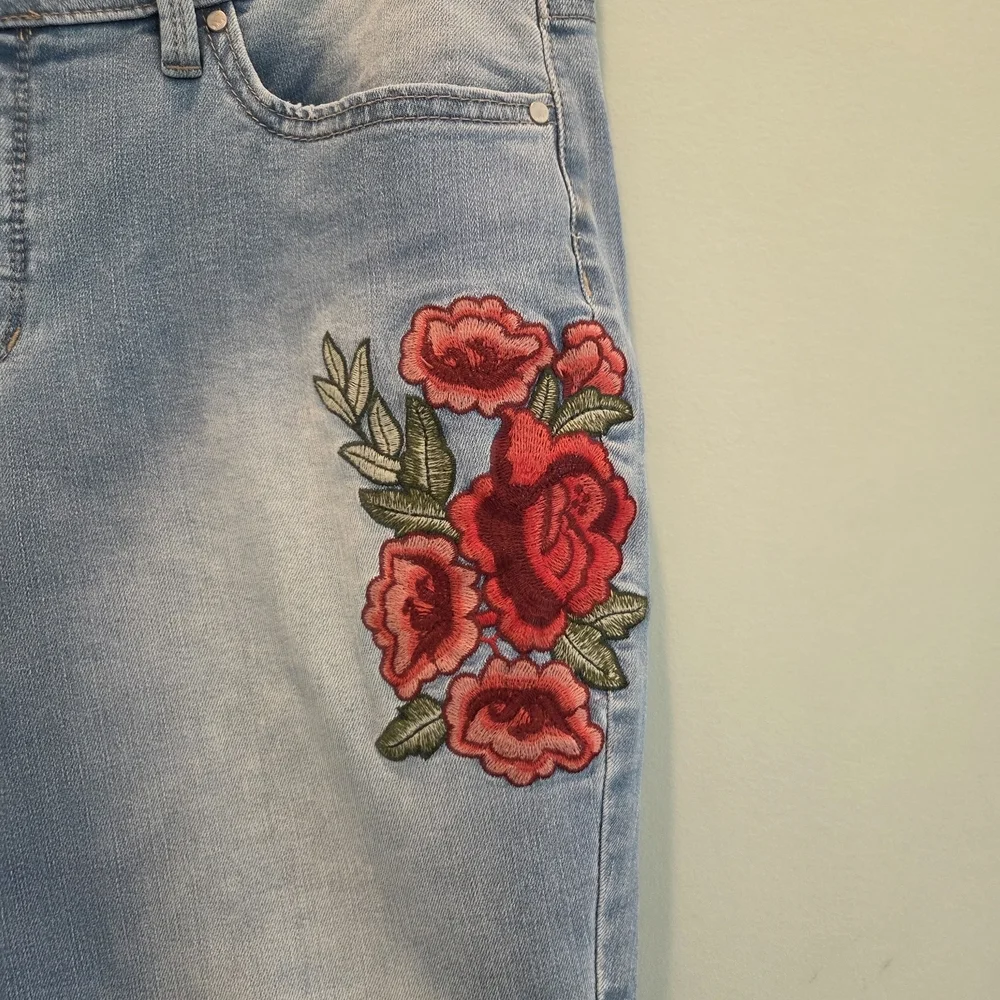 a.n.a A New Approach Light Wash Rose Embroidered Skinny Ankle Jeans Size 31/12